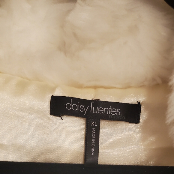 Daisy Fuentes Cream Faux Fur Womens Vest size XL. - Picture 2 of 4